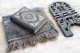 Pack cadeau Gris : Le Noble Coran bilingue français/arabe (édition de luxe en daim argenté) - Porte Coran - Tapis en velours couleur unie assortie (Coffret Muslim pour homme)