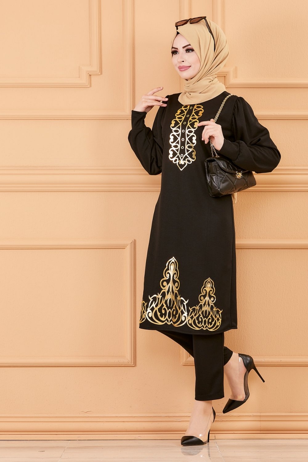Ensemble deux pièces : tunique à motif doré et pantalon (Tenue orientale  pour femme) - Couleur noir
